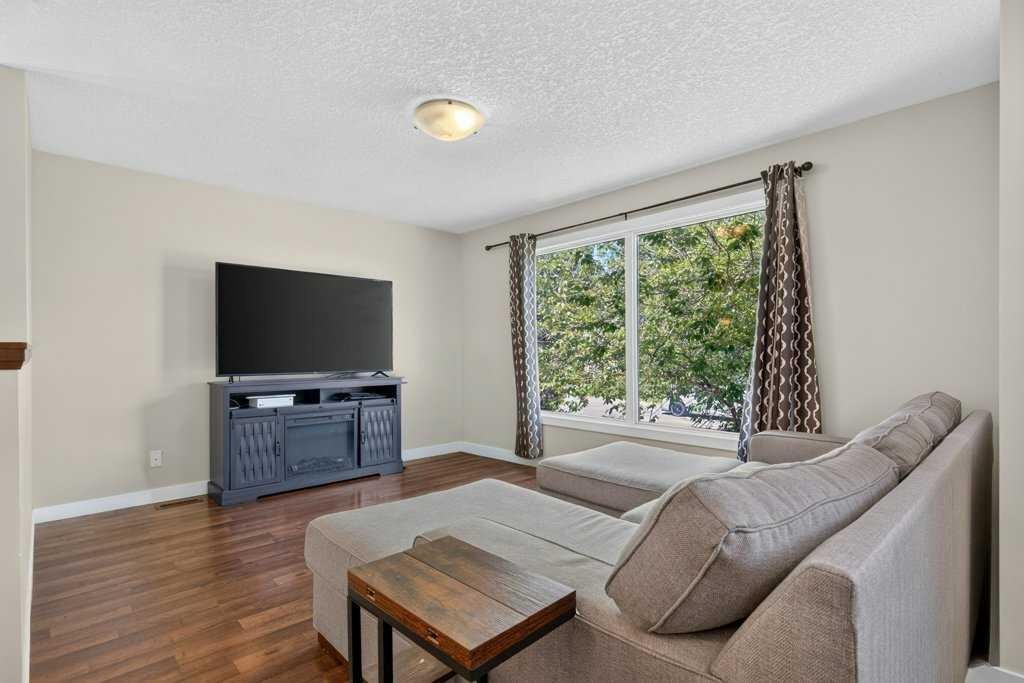 20 Mckinley Road Se, Calgary, AB - Indoor Photo Showing Living Room