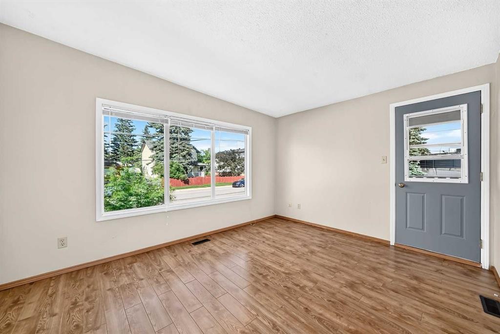 5113 17 Avenue Nw, Calgary, AB - Indoor