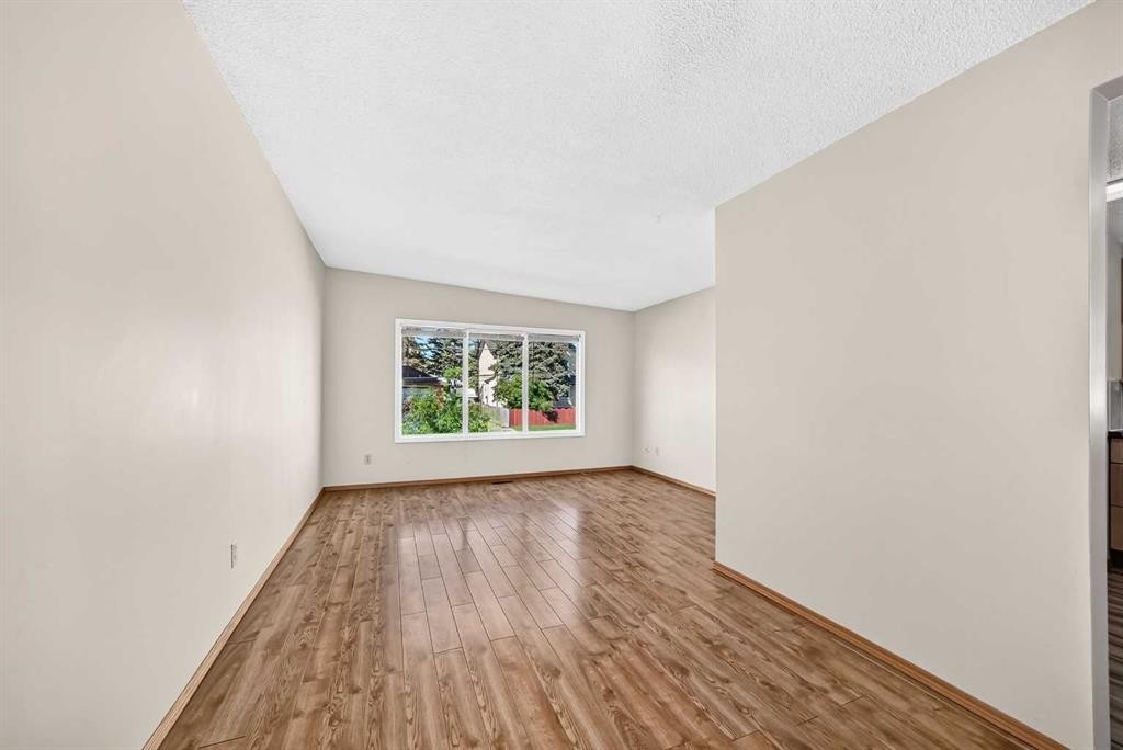 5113 17 Avenue Nw, Calgary, AB - Indoor Photo Showing Other Room