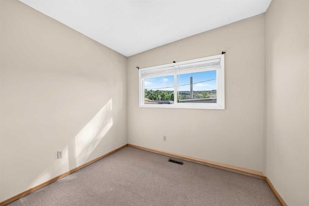 5113 17 Avenue Nw, Calgary, AB - Indoor Photo Showing Other Room