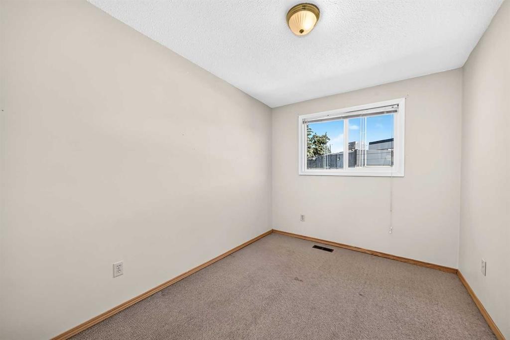 5113 17 Avenue Nw, Calgary, AB - Indoor Photo Showing Other Room