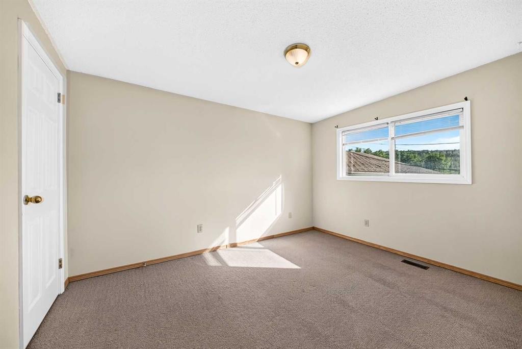 5113 17 Avenue Nw, Calgary, AB - Indoor Photo Showing Other Room