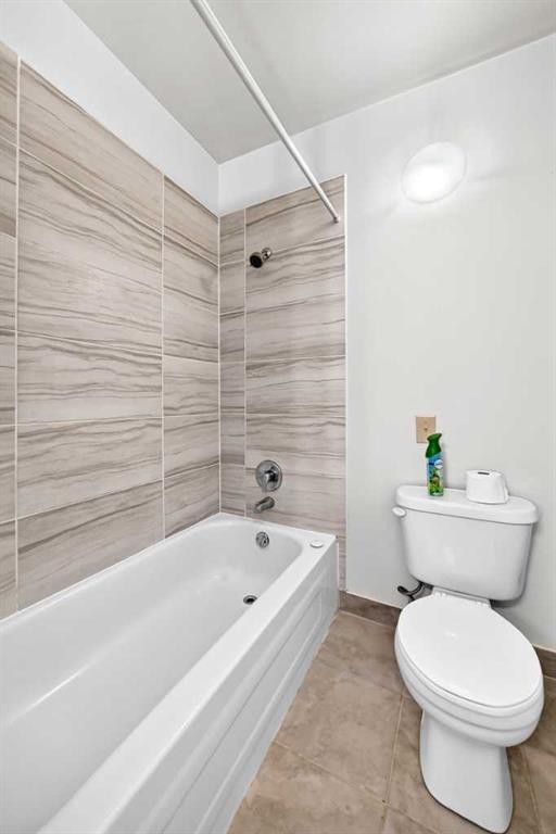 5113 17 Avenue Nw, Calgary, AB - Indoor Photo Showing Bathroom