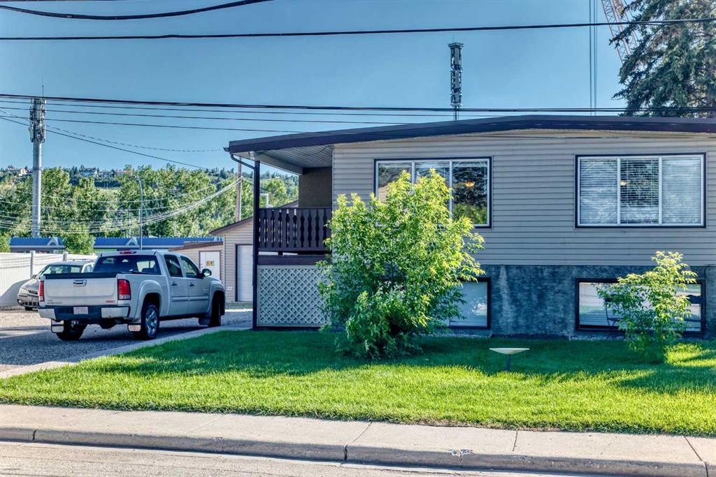 5113 17 Avenue Nw, Calgary, AB - Outdoor