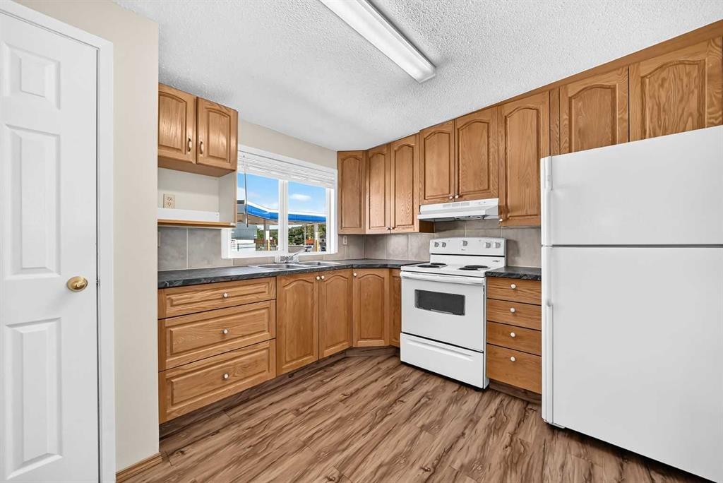 5113 17 Avenue Nw, Calgary, AB - Indoor Photo Showing Kitchen With Double Sink