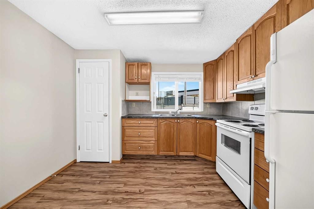 5113 17 Avenue Nw, Calgary, AB - Indoor Photo Showing Kitchen With Double Sink