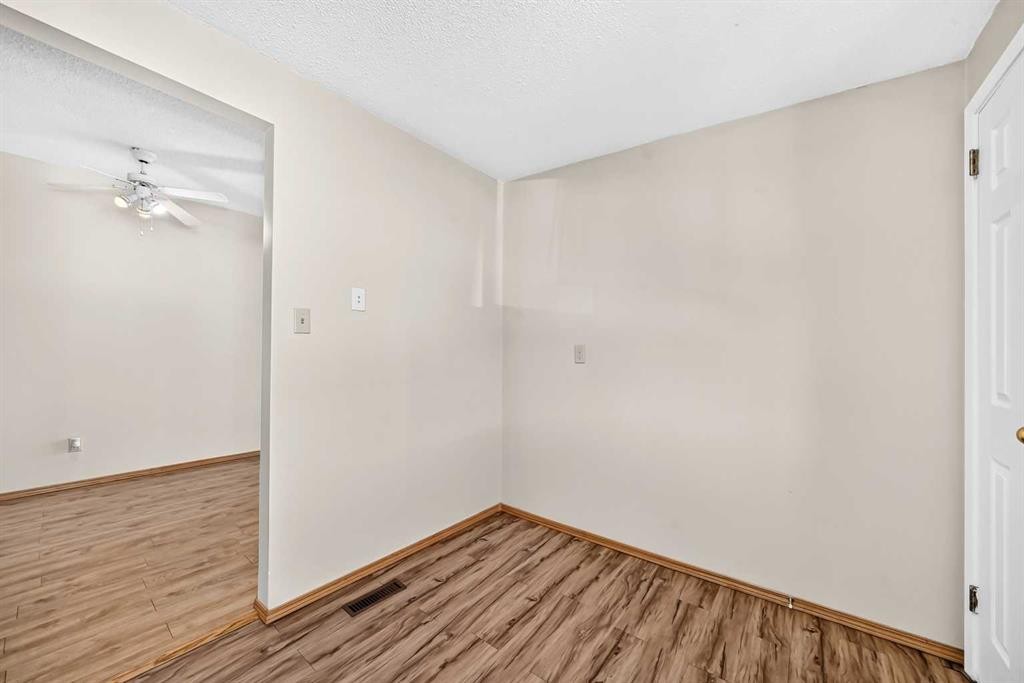 5113 17 Avenue Nw, Calgary, AB - Indoor Photo Showing Other Room