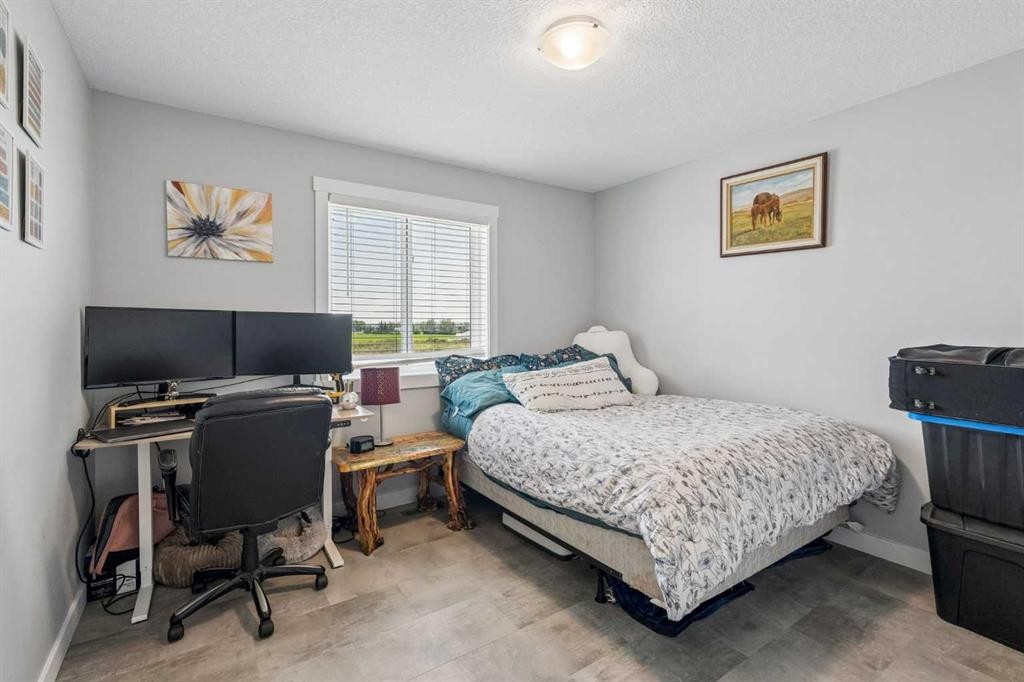 7 Bishop Circle, Carstairs, AB - Indoor Photo Showing Bedroom