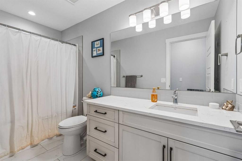 7 Bishop Circle, Carstairs, AB - Indoor Photo Showing Bathroom