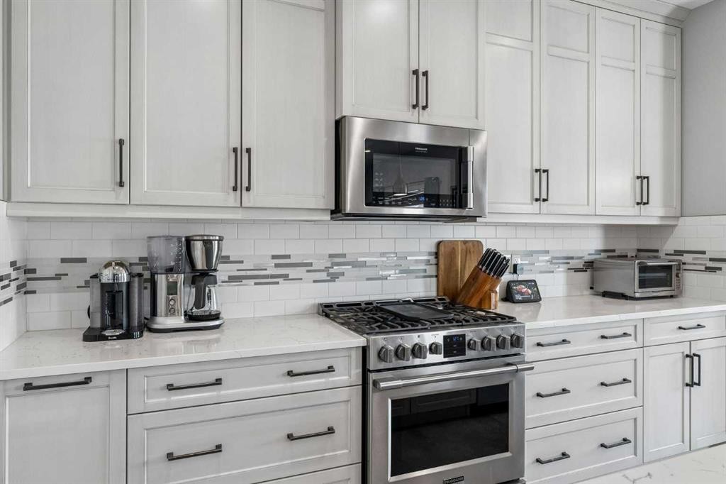 7 Bishop Circle, Carstairs, AB - Indoor Photo Showing Kitchen With Upgraded Kitchen