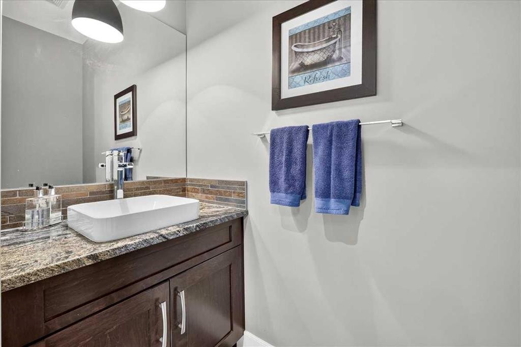 146 Valley Pointe Way Nw, Calgary, AB - Indoor Photo Showing Bathroom