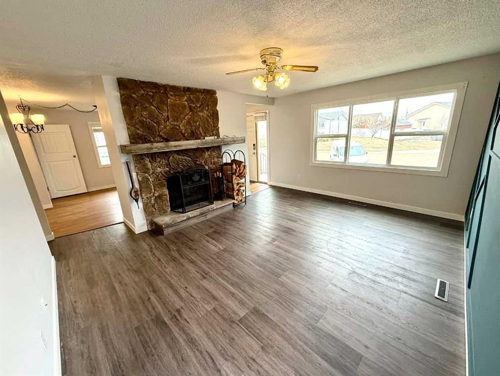 716 Bankview Drive, Drumheller, AB