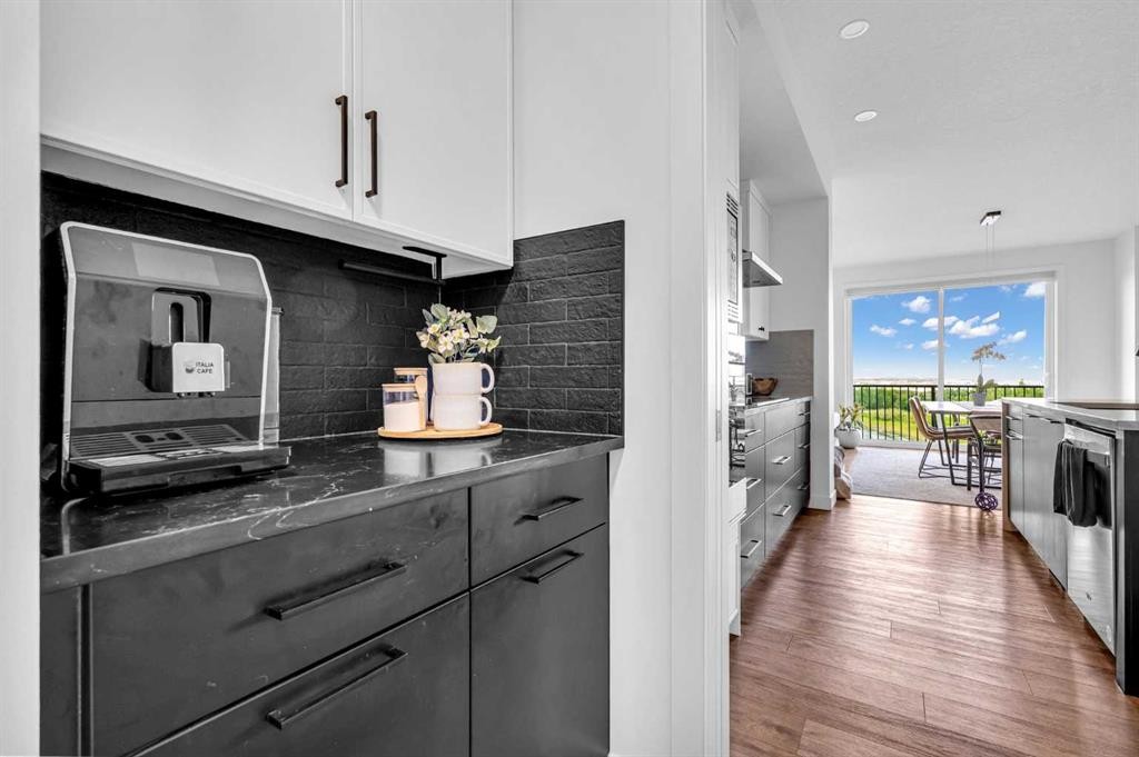 826 Alpine Drive Sw, Calgary, AB - Indoor Photo Showing Kitchen