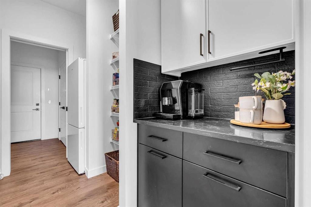 826 Alpine Drive Sw, Calgary, AB - Indoor Photo Showing Kitchen