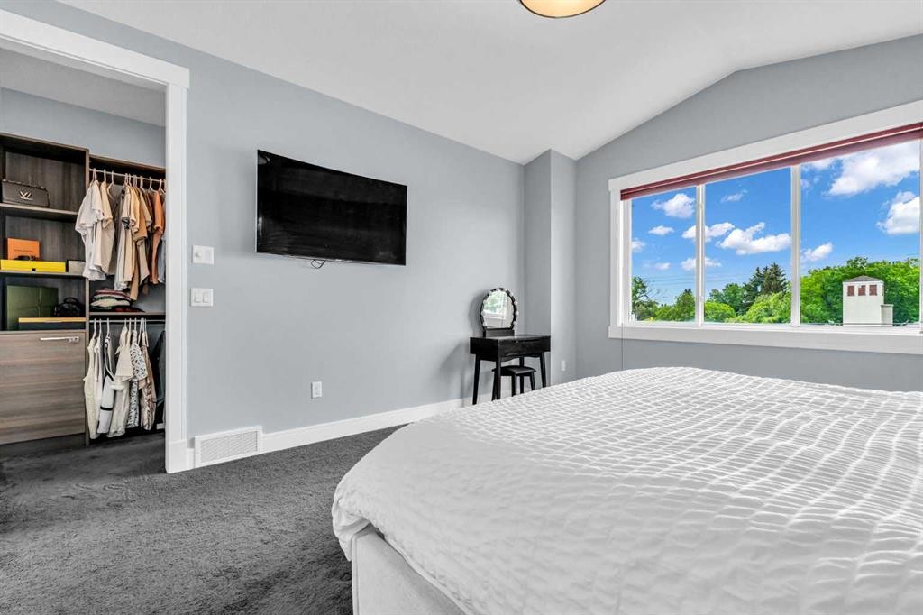 2417 25 Avenue Nw, Calgary, AB - Indoor Photo Showing Bedroom