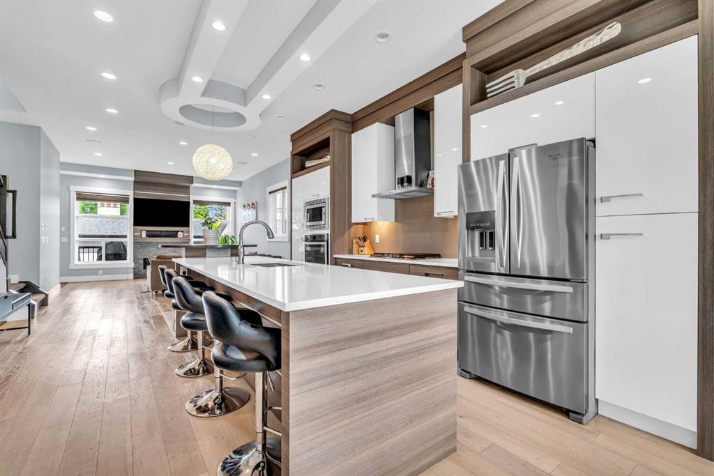 2417 25 Avenue Nw, Calgary, AB - Indoor Photo Showing Kitchen With Upgraded Kitchen