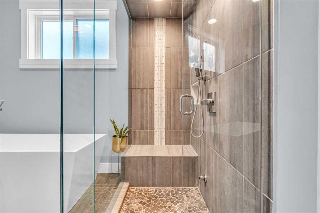 2417 25 Avenue Nw, Calgary, AB - Indoor Photo Showing Bathroom