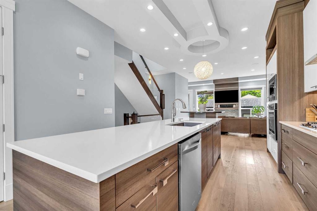 2417 25 Avenue Nw, Calgary, AB - Indoor Photo Showing Kitchen With Upgraded Kitchen