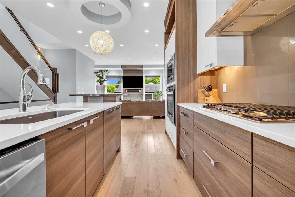 2417 25 Avenue Nw, Calgary, AB - Indoor Photo Showing Kitchen With Upgraded Kitchen