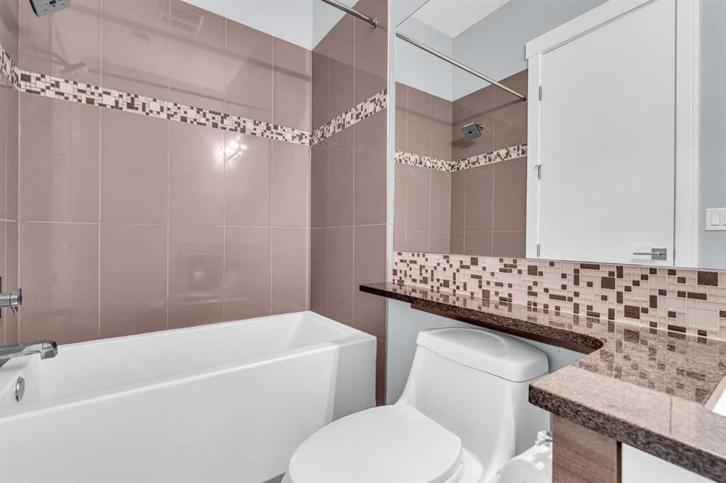 2417 25 Avenue Nw, Calgary, AB - Indoor Photo Showing Bathroom