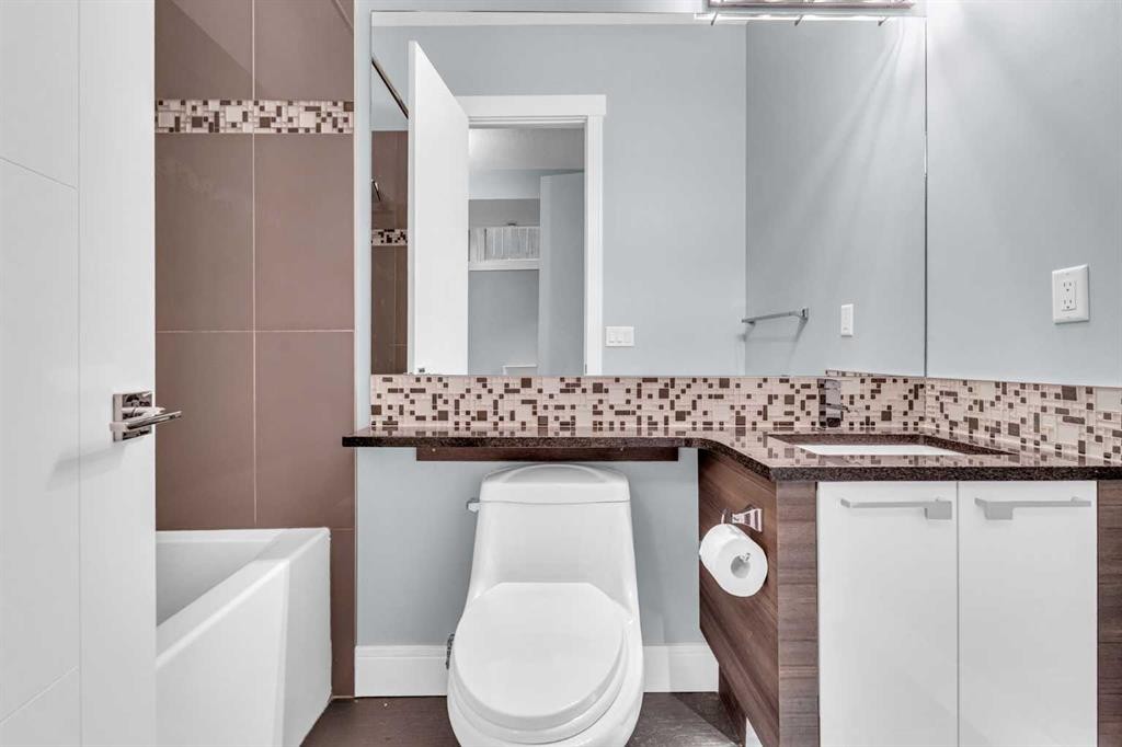 2417 25 Avenue Nw, Calgary, AB - Indoor Photo Showing Bathroom
