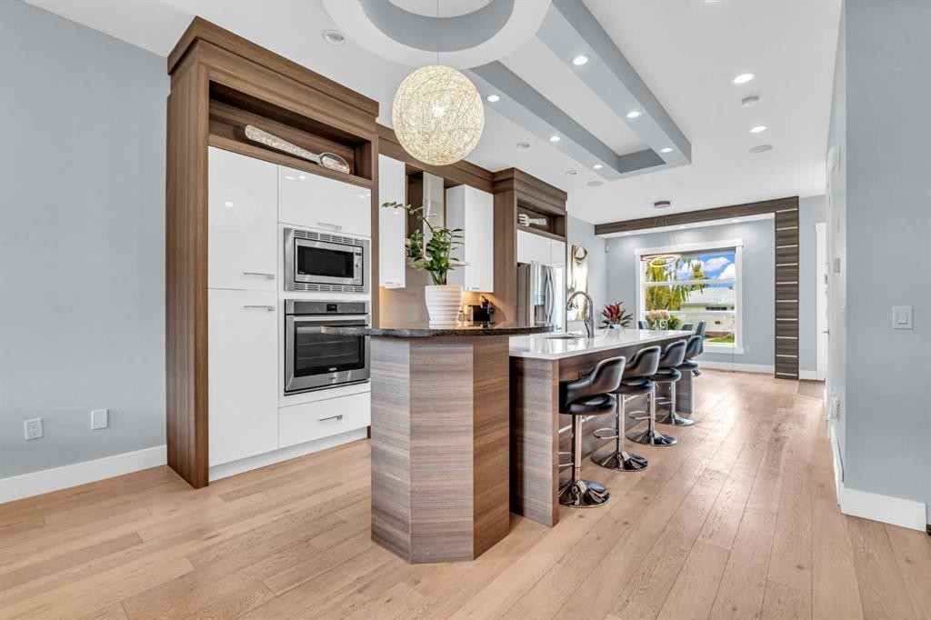 2417 25 Avenue Nw, Calgary, AB - Indoor Photo Showing Kitchen With Upgraded Kitchen