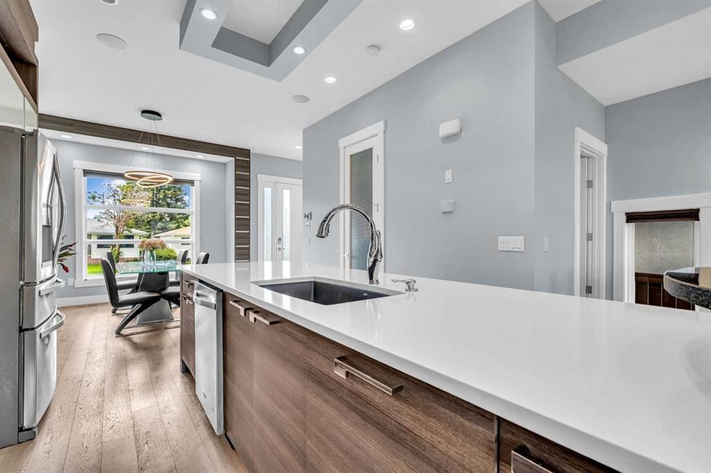 2417 25 Avenue Nw, Calgary, AB - Indoor Photo Showing Kitchen With Upgraded Kitchen