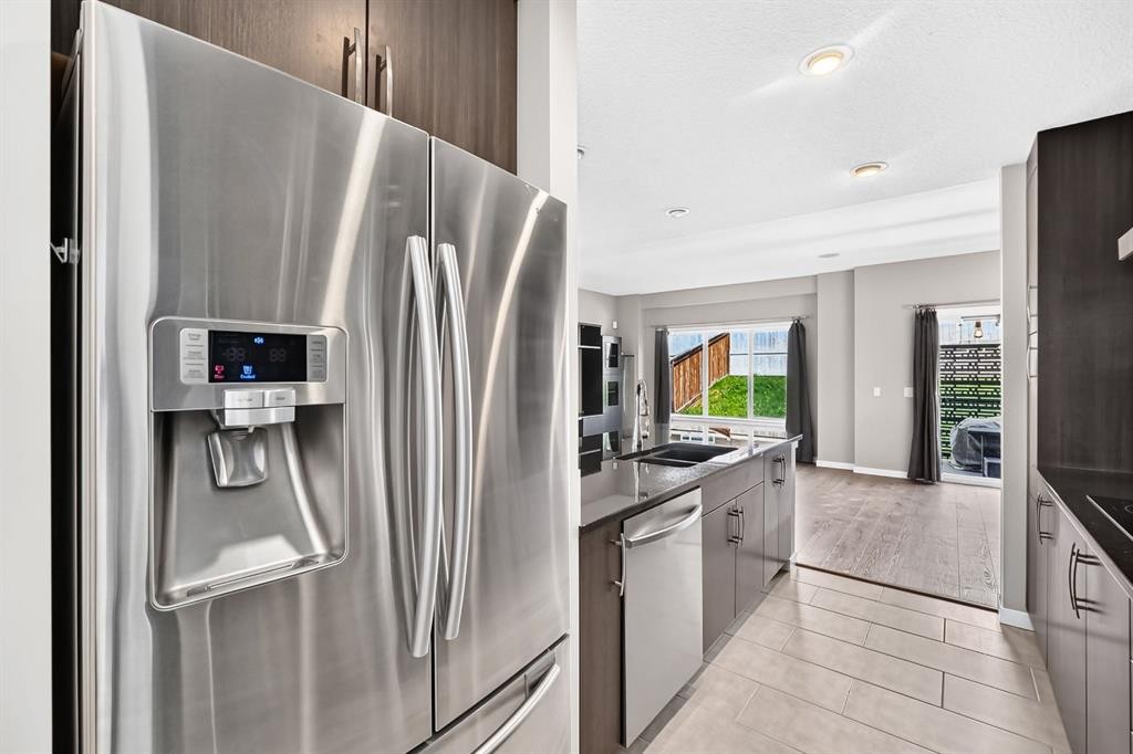 135 Evansridge Crescent Nw, Calgary, AB - Indoor Photo Showing Kitchen With Double Sink With Upgraded Kitchen
