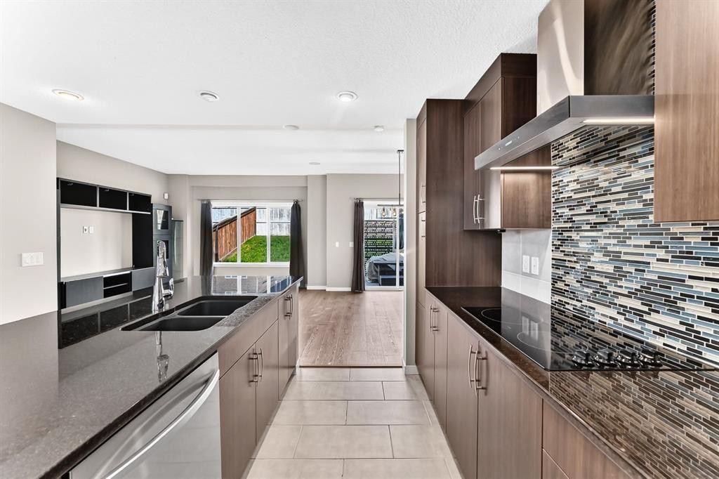 135 Evansridge Crescent Nw, Calgary, AB - Indoor Photo Showing Kitchen With Double Sink With Upgraded Kitchen