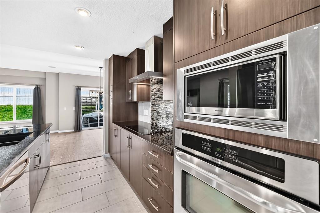 135 Evansridge Crescent Nw, Calgary, AB - Indoor Photo Showing Kitchen With Upgraded Kitchen