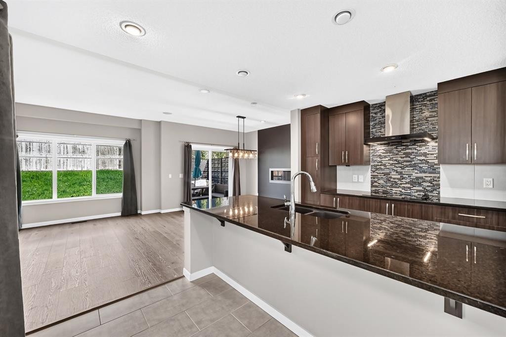 135 Evansridge Crescent Nw, Calgary, AB - Indoor Photo Showing Kitchen With Double Sink With Upgraded Kitchen