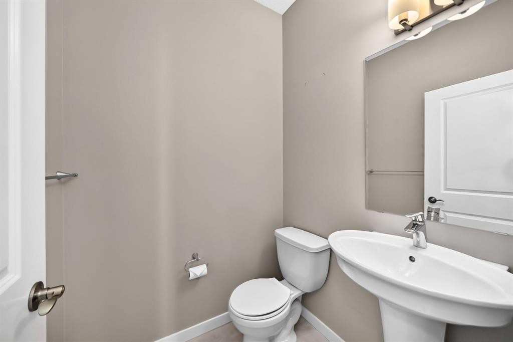 135 Evansridge Crescent Nw, Calgary, AB - Indoor Photo Showing Bathroom