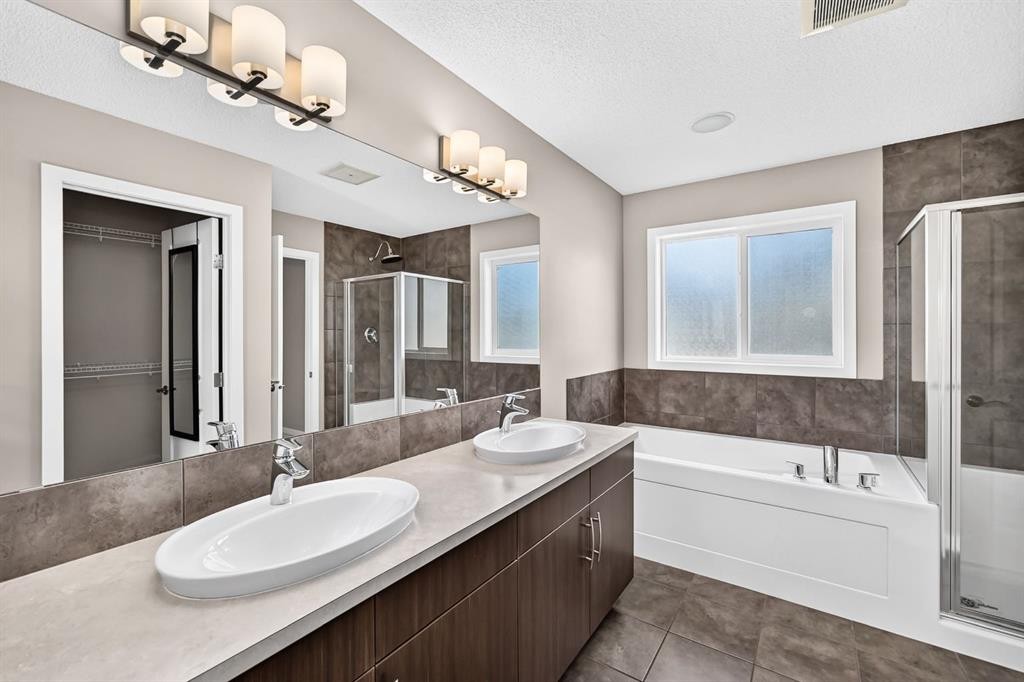 135 Evansridge Crescent Nw, Calgary, AB - Indoor Photo Showing Bathroom