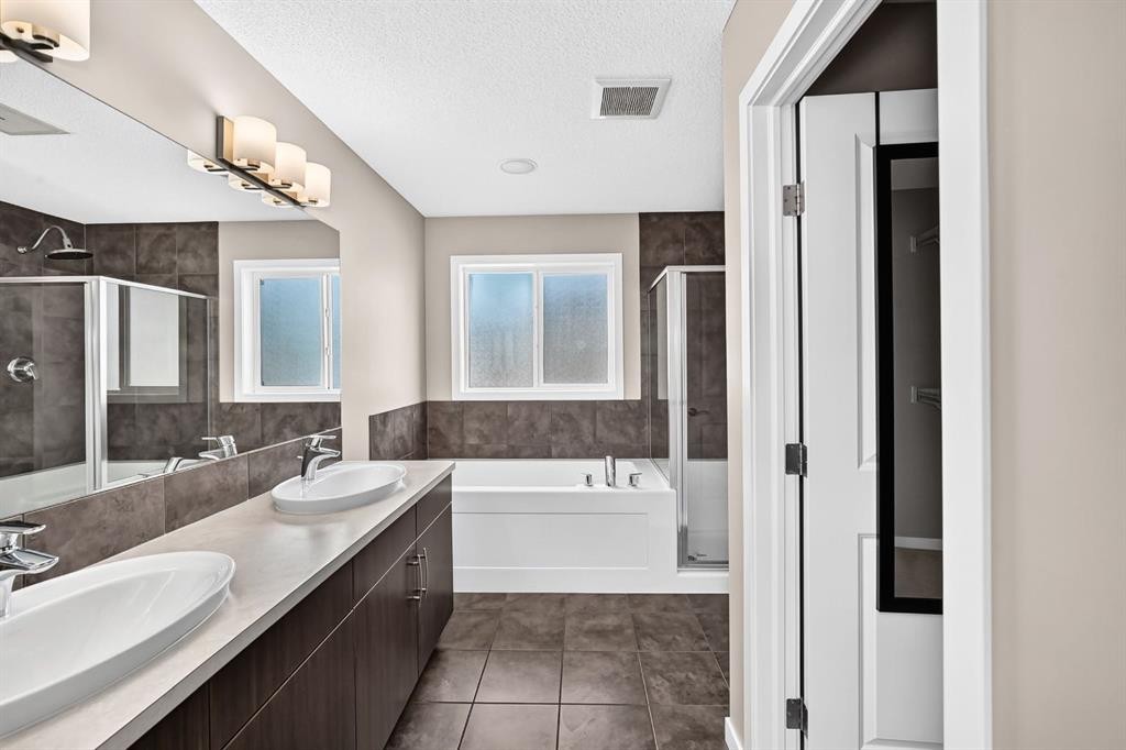 135 Evansridge Crescent Nw, Calgary, AB - Indoor Photo Showing Bathroom