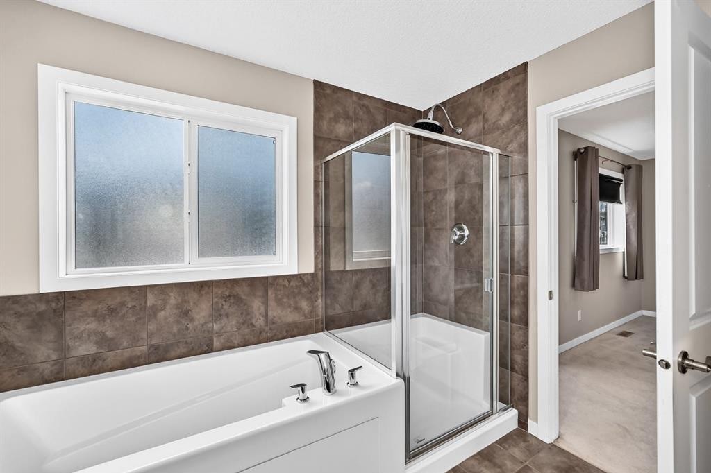 135 Evansridge Crescent Nw, Calgary, AB - Indoor Photo Showing Bathroom