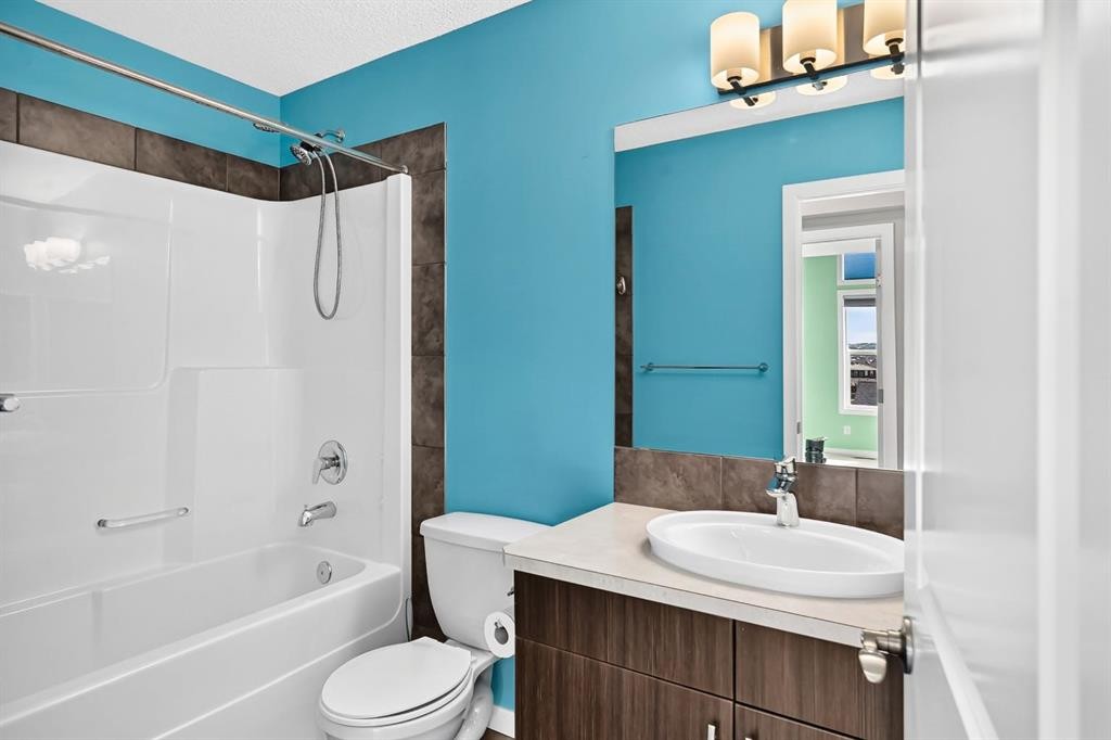 135 Evansridge Crescent Nw, Calgary, AB - Indoor Photo Showing Bathroom