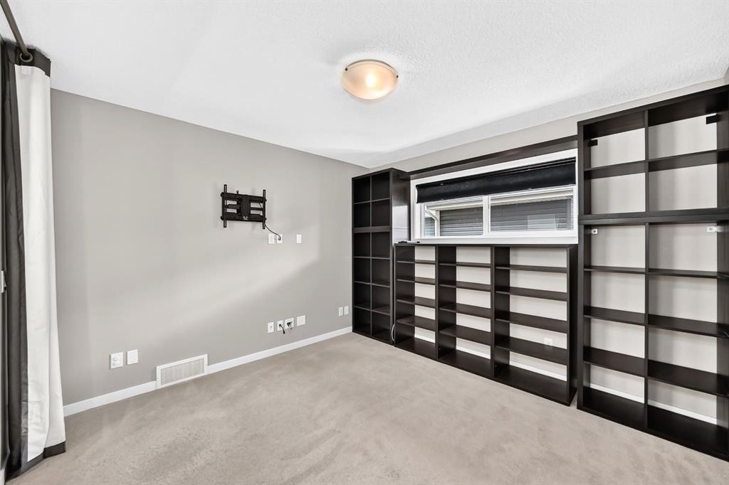 135 Evansridge Crescent Nw, Calgary, AB - Indoor Photo Showing Other Room