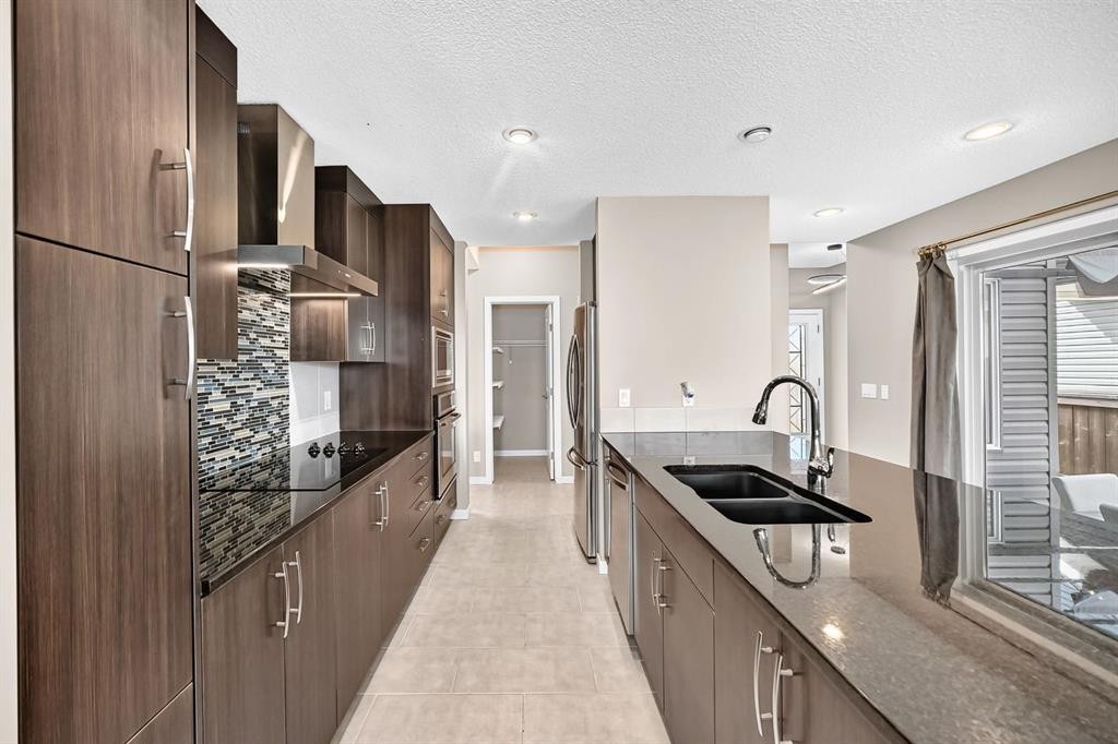 135 Evansridge Crescent Nw, Calgary, AB - Indoor Photo Showing Kitchen With Double Sink With Upgraded Kitchen