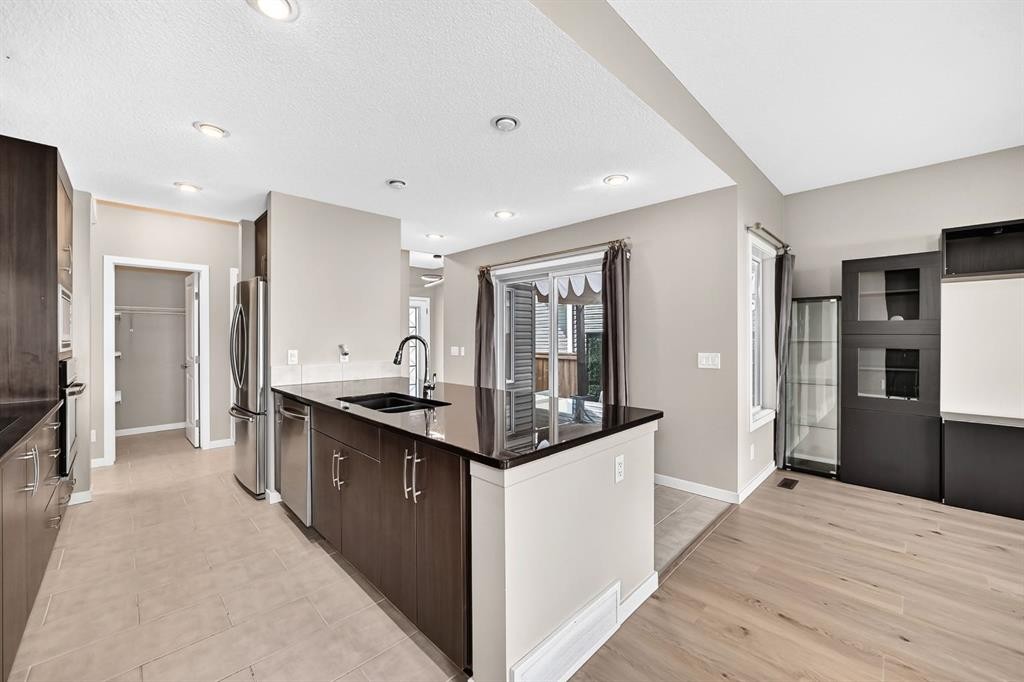 135 Evansridge Crescent Nw, Calgary, AB - Indoor Photo Showing Kitchen With Double Sink With Upgraded Kitchen
