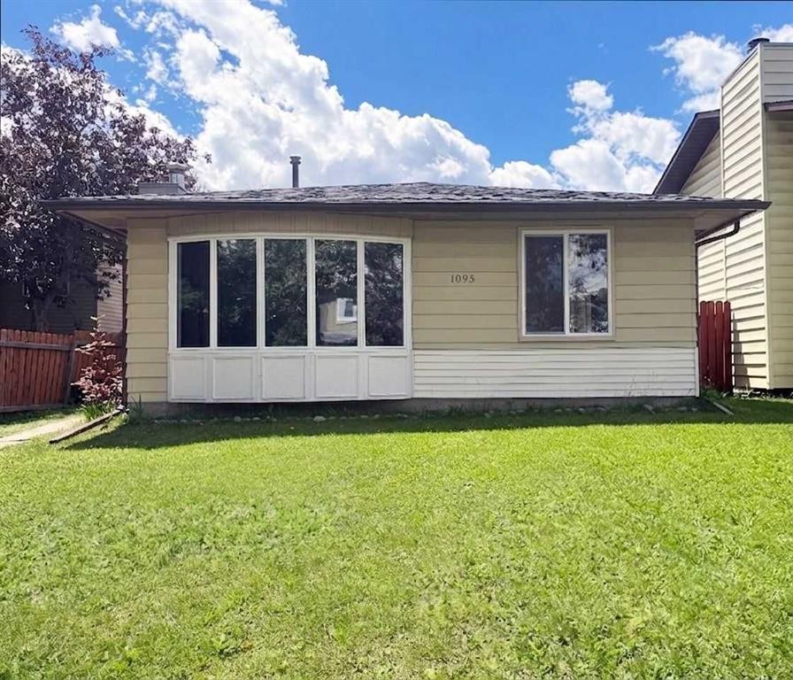 1095 Berkley Drive Nw, Calgary, AB - Outdoor
