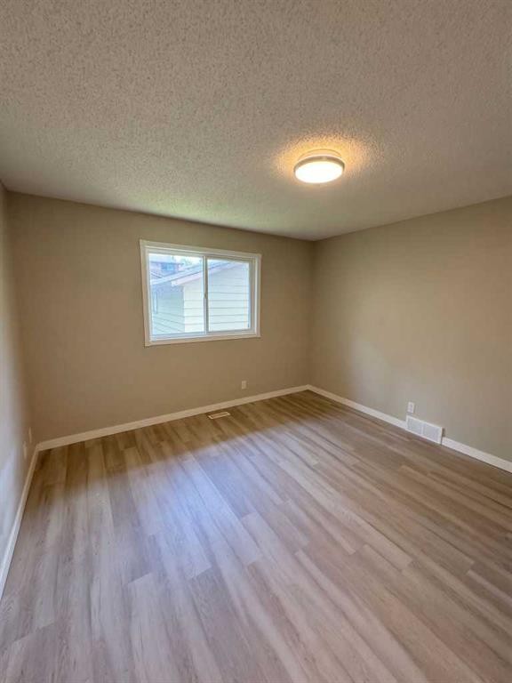 1095 Berkley Drive Nw, Calgary, AB - Indoor Photo Showing Other Room