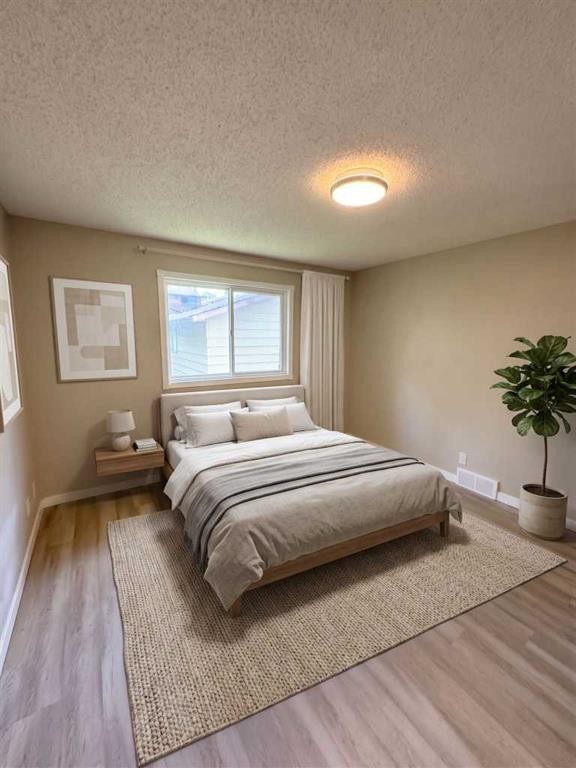 1095 Berkley Drive Nw, Calgary, AB - Indoor Photo Showing Bedroom