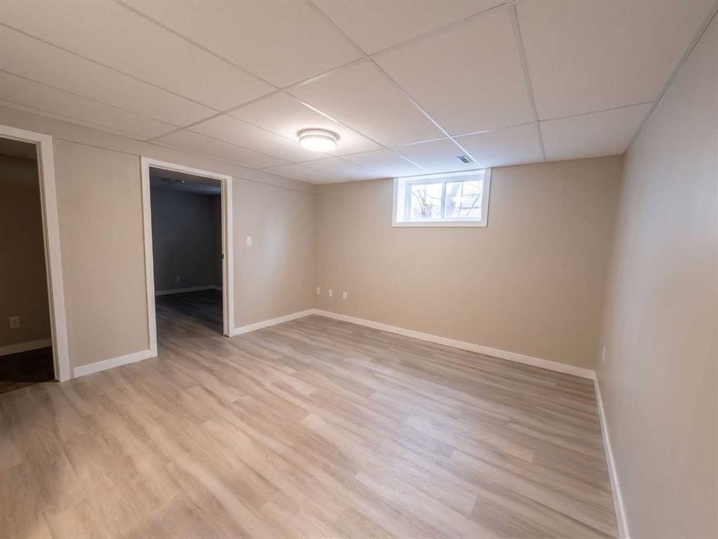1095 Berkley Drive Nw, Calgary, AB - Indoor Photo Showing Other Room