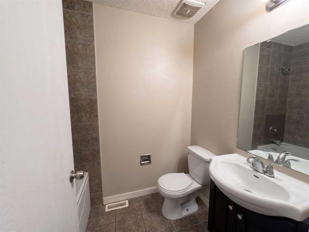 1095 Berkley Drive Nw, Calgary, AB - Indoor Photo Showing Bathroom