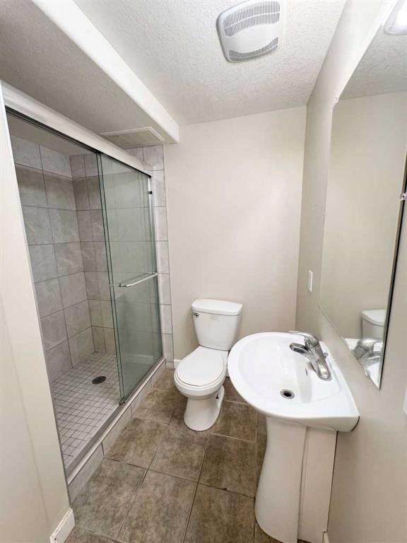 1095 Berkley Drive Nw, Calgary, AB - Indoor Photo Showing Bathroom