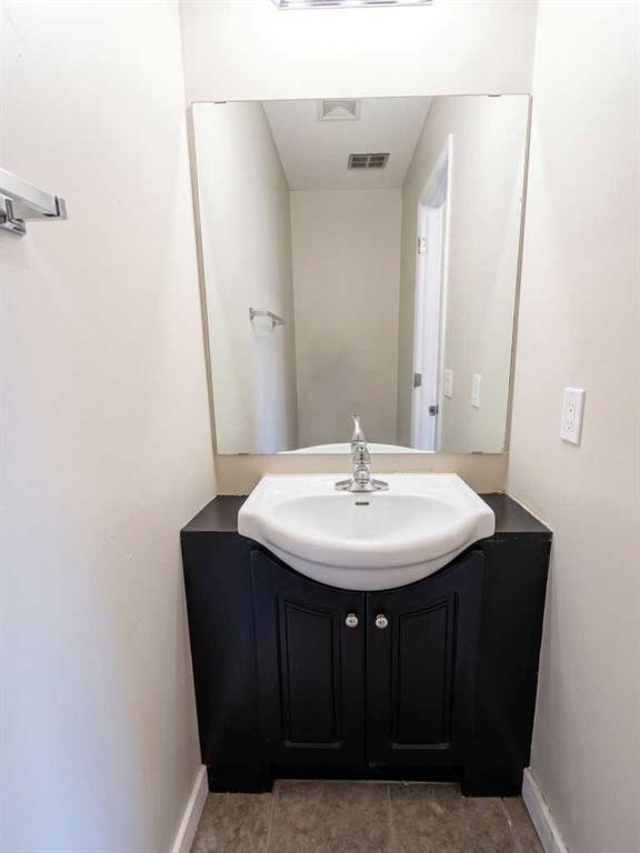 1095 Berkley Drive Nw, Calgary, AB - Indoor Photo Showing Bathroom