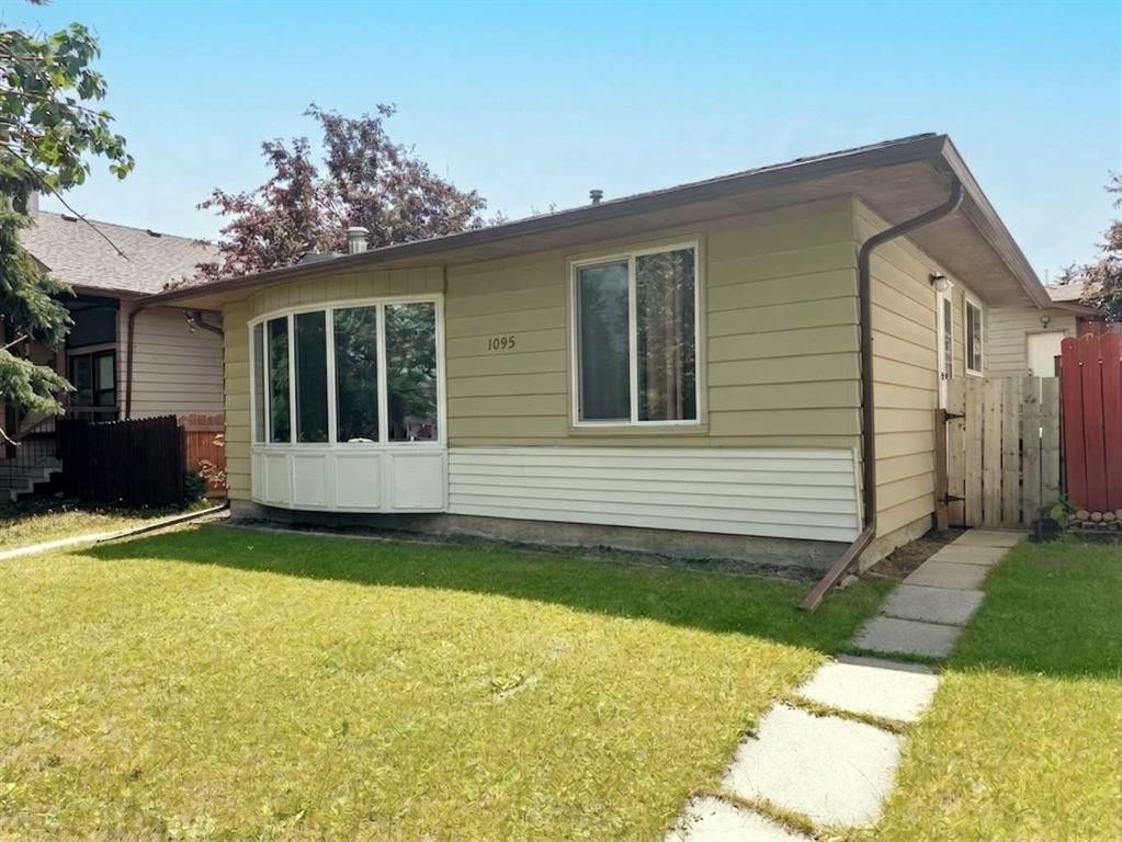 1095 Berkley Drive Nw, Calgary, AB - Outdoor