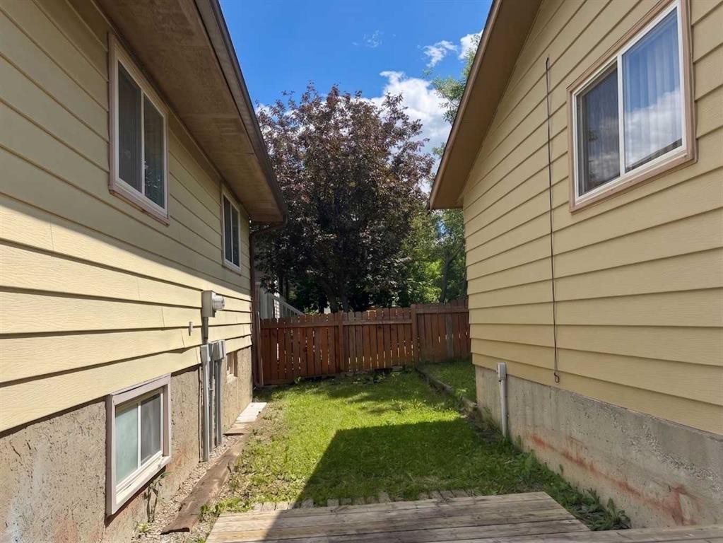 1095 Berkley Drive Nw, Calgary, AB - Outdoor With Exterior