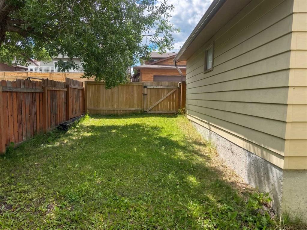1095 Berkley Drive Nw, Calgary, AB - Outdoor