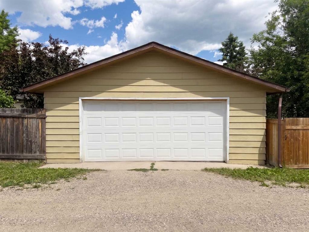 1095 Berkley Drive Nw, Calgary, AB - Outdoor With Exterior